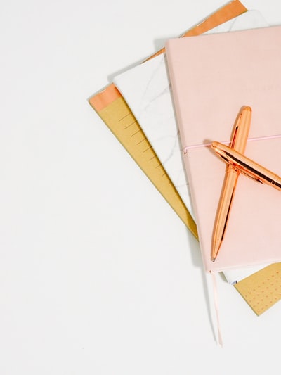 粉红色笔记本上的圆珠笔